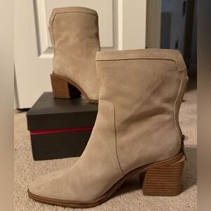 Vince Camuto bootie, size 8W